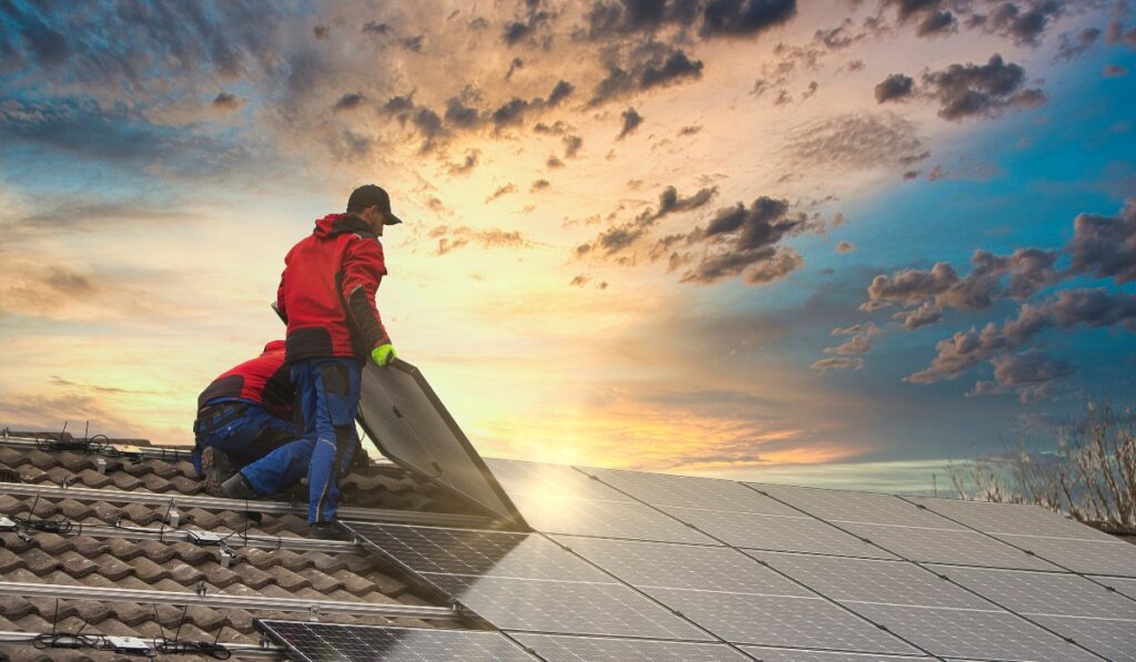 Installation eines photovoltaischen Solarpanelsystems. Solartechniker installiert Solarmodule auf einem Dach. Konzept für alternative, ökologische Energie.