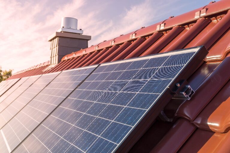 Solarpaneele oder Fotovoltaikanlage auf dem Dach eines Hauses