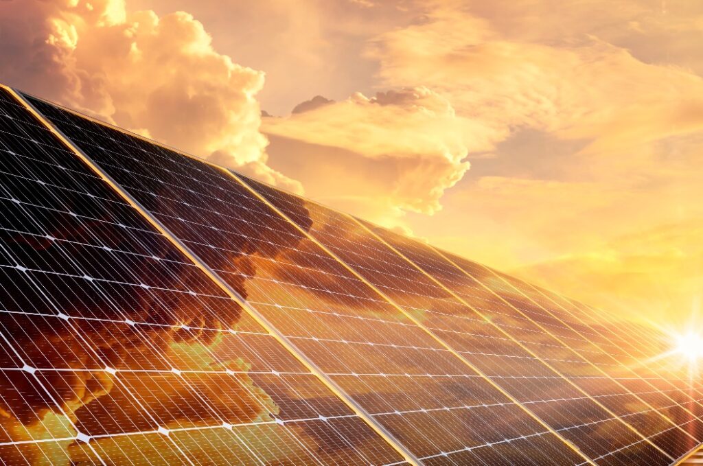 Solarpanels reflektieren einen goldenen Himmel