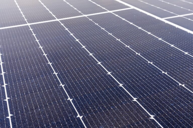 Nahaufname einiger neuer Solarpanele