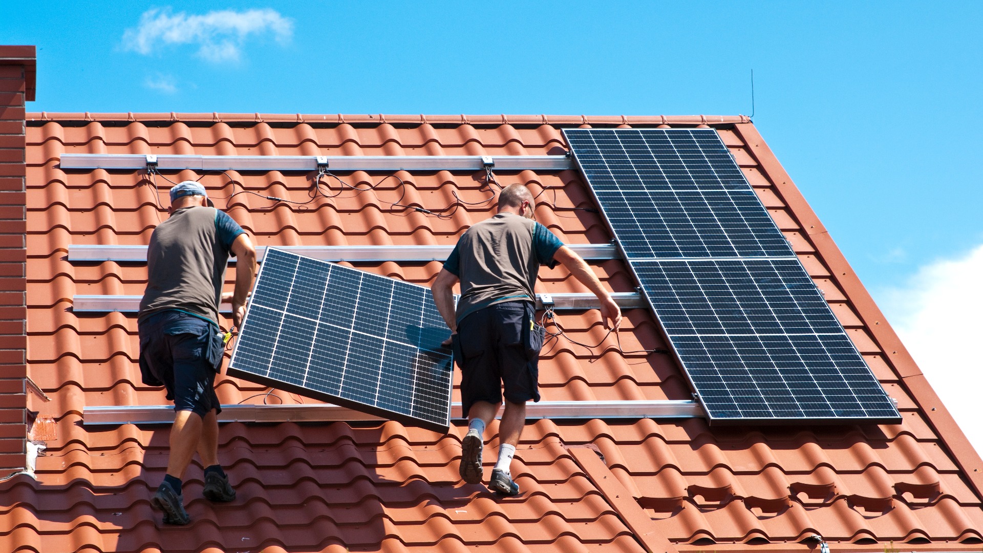 Installation von Solarmodulen auf dem Hausdach