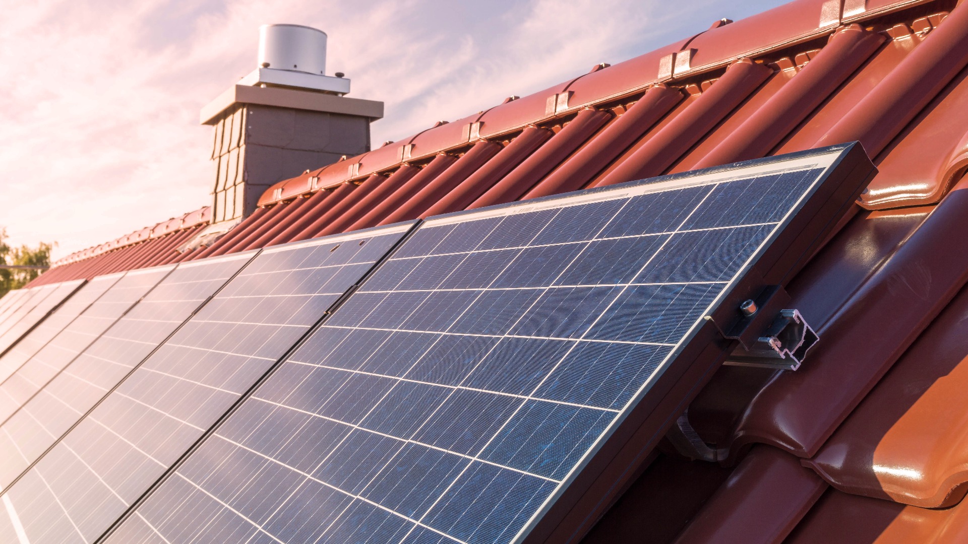 Solarmodule oder eine Photovoltaikanlage auf dem Dach eines Hauses