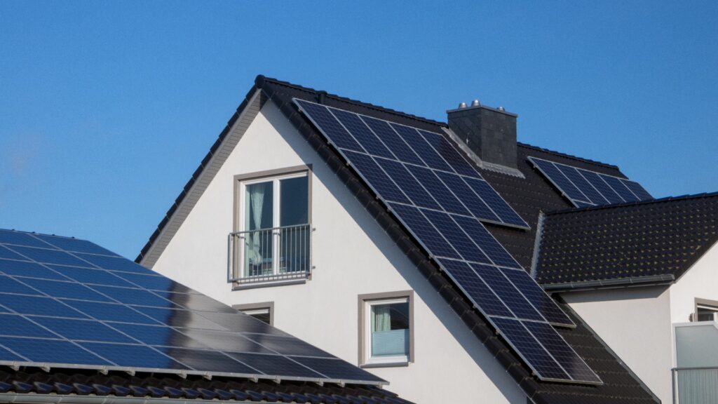 Photovoltaikanlage auf dem Dach eines Einfamilienhauses